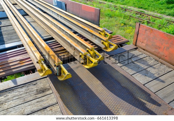 Railhead
elements. Transportation of long new rails on a freight car.
Endless path. The rail lash. Special
load.