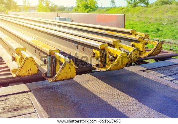 Railhead\
elements. Transportation of long new rails on a freight car.\
Endless path. The rail lash. Special\
load.