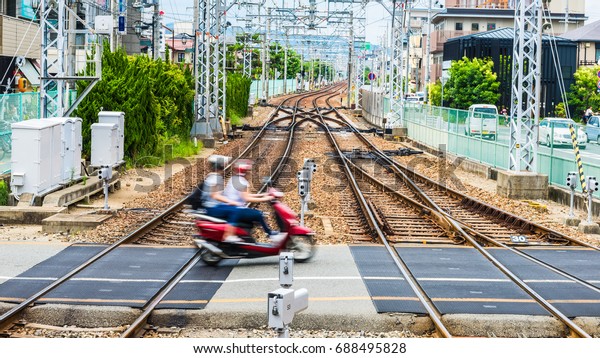 Railroad\
crossing