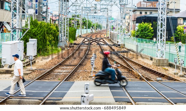 Railroad\
crossing