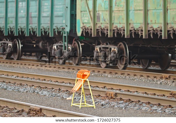 Railroad
tracks, cargo wagons and emergency brake
pads