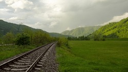Eine Bahn Im Olt Valley, Springtime - Bäume Im Wald Gedeihen. Regentag, Aber Sonne Beleuchtet Die Berge Noch. Karpaten, Rumänien