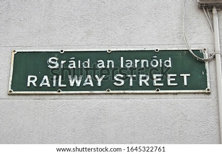 Railway Street (or Sraid an Iarnoid in the Irish language) road sign in Balbriggan, North County Dublin.  Imagine de stoc © 