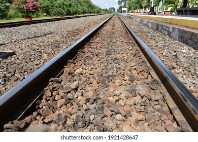 1,587 Train tracks merge Images, Stock Photos & Vectors | Shutterstock