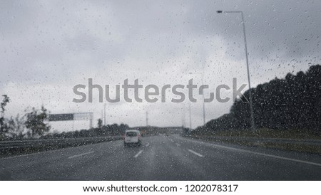 rain drop on the car front window and too much traffick