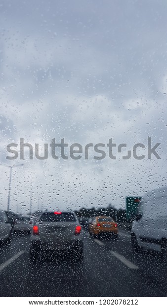 rain\
drop on the car front window and too much\
traffick