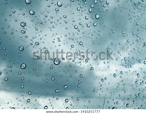 Rain drop on car\
window