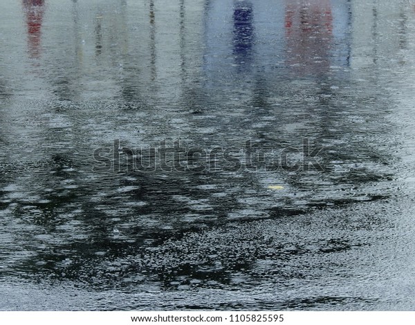 雨が降った後の湿ったアスファルト道路に降る雨 の写真素材 今すぐ編集