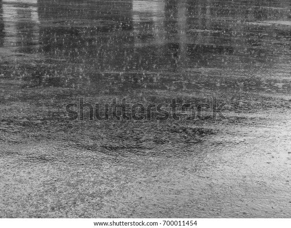 雨が降るアスファルト道路の白黒スタイル の写真素材 今すぐ編集
