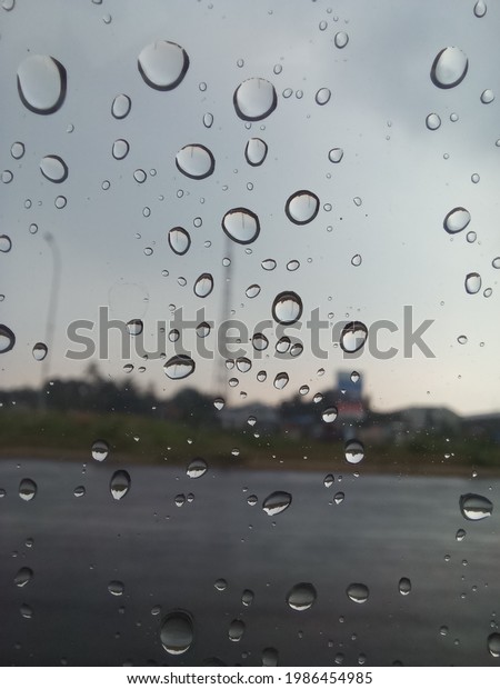 rain drop in the window of\
the car