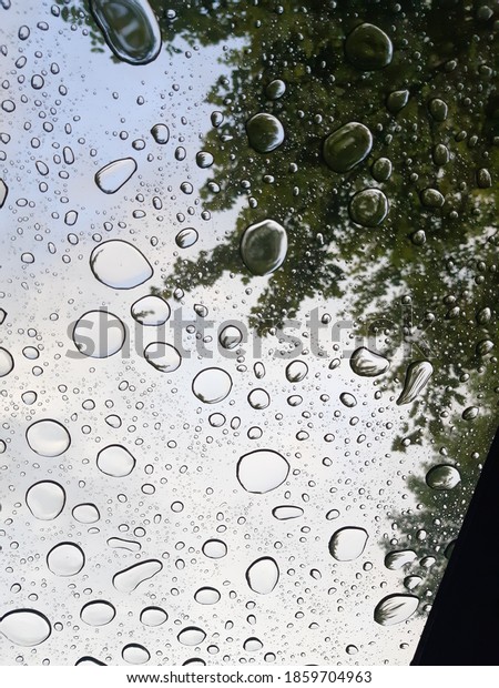 rain drops on car window\
