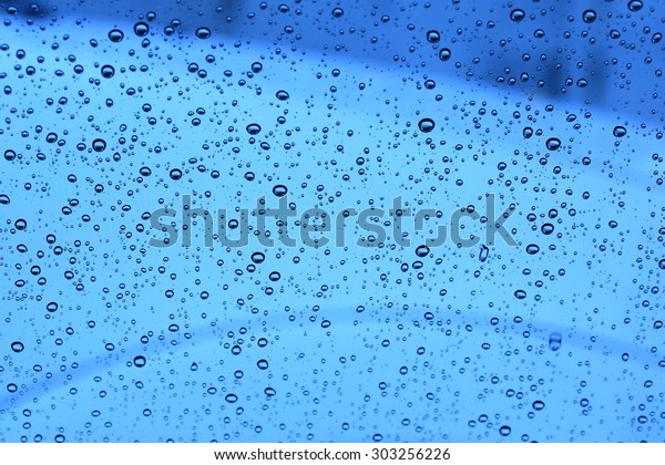 rain drops on car\
window