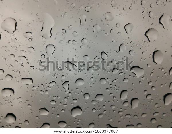 Rain drops on the\
glass in rainy season.