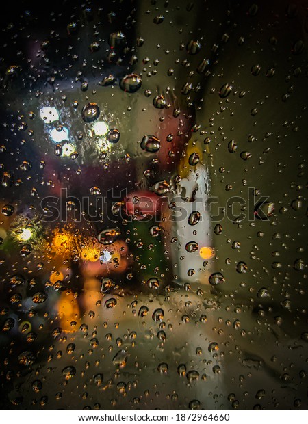 rain drops on the screen of\
car