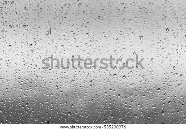 曇りの背景に窓ガラスの表面に雨が降る 曇りの背景に自然な雨のパターン の写真素材 今すぐ編集