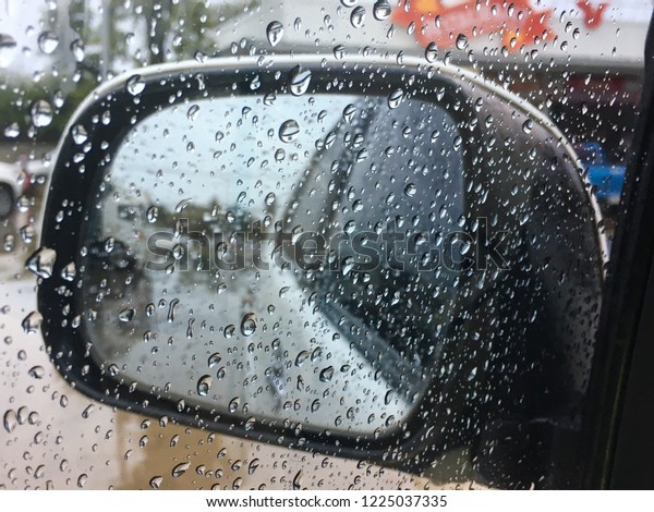 Rain makes wet\
cars