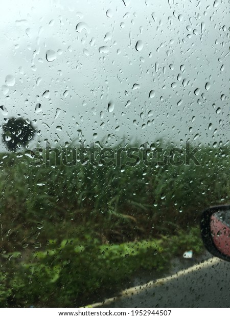 Rain on the car window\
pane