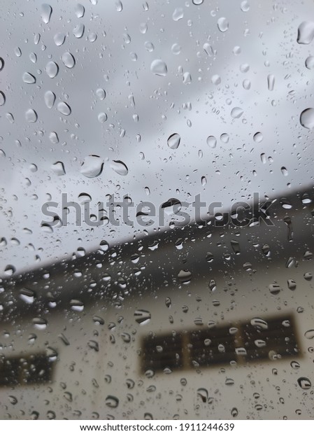 Rain on top glass\
car