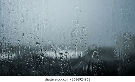 Lluvia cayendo por un
