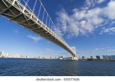 Rainbow Bridge The blue sea of ??Tokyo Bay and clouds flowing in a refreshing blue sky