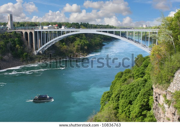 Niagara padá na vodu