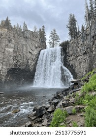 Rainbow falls devils postpile trail