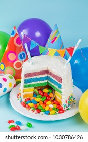 Gâteau au pin arc-en-ciel avec bonbons - arrière-plan d'anniversaire, carte, concept
