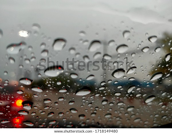 Raindrops to the car\
glass