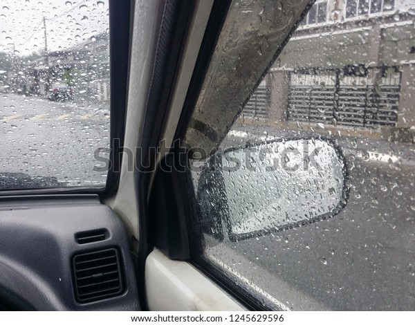 raindrops in car\
windscreen