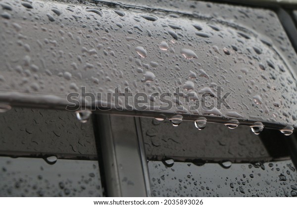Raindrops on the door\
visor