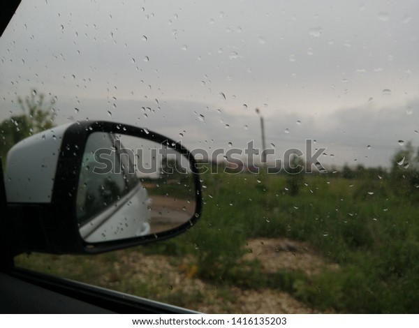 raindrops on the side\
window of the car
