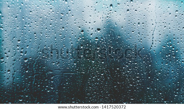 窓に雨滴 夜の雨の窓 黒いガラスに落ちる ガラスの背景に濃い青の湿った 水の滴 秋の天気のコンセプト の写真素材 今すぐ編集