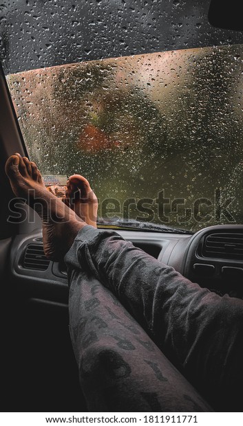 a rainy day.. just chill\
out