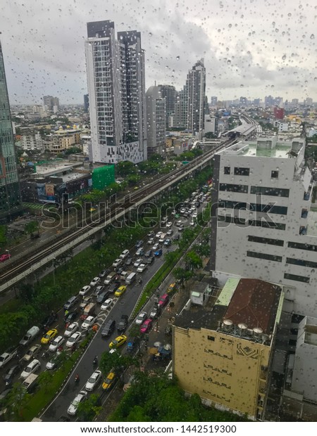 Rainy days, congested traffic in the\
capital makes you feel\
uncomfortable.