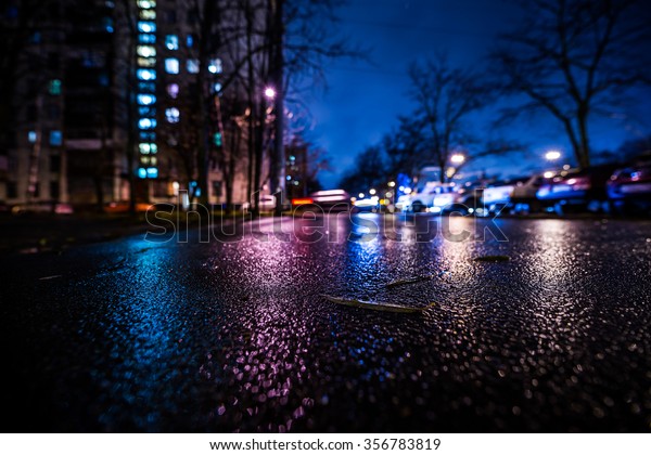 大都会での雨の夜 町並み アスファルトのレベルで広い角度から見る 青のトーン の写真素材 今すぐ編集