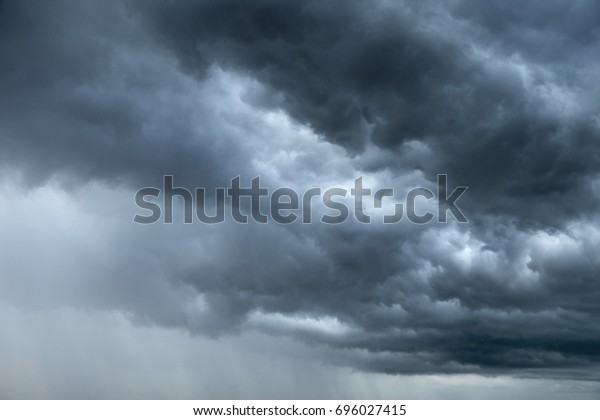 暗い雲の中の雨と嵐の影は黒い空を作る もうすぐ雨が降る 雲のパターンでは 竜巻 ハリケーン 雷雨などは予測できません 時には重い雲が降るが 雨は降らない の写真素材 今すぐ編集