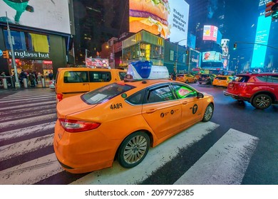 Rainy Weather On 50th Street And Park Avenue, Wet Yellow Taxi Cars Stop At A Red Light At Night, Manhattan, New York City, 10022, United States Of America. 12.18.2021