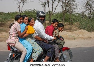 8,419 Motorbike India Images, Stock Photos & Vectors 