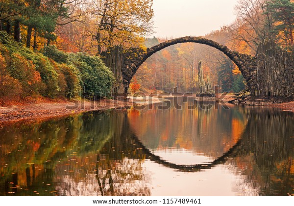 ラコツ橋 ラコツブルッケ デビルズブリッジ ドイツのサクセニー クロムラウにある 橋を水に映し出すカラフルな秋 ドイツでは珍しくて面白い場所 の写真素材 今すぐ編集