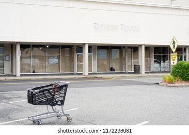 Ramsey, NJ - June 27, 2022: Vacant Storefront In A Shopping Plaza. The Shuttered Store Was Previously Occupied By Dressbarn. 