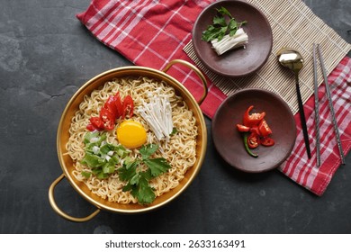 Рамён — корейская лапша быстрого приготовления, с пряным вкусом, увенчанным яичным желтком, чили, грибом, кимчи внутри традиционного корейского горшка с лапшой. Подача в корейском стиле