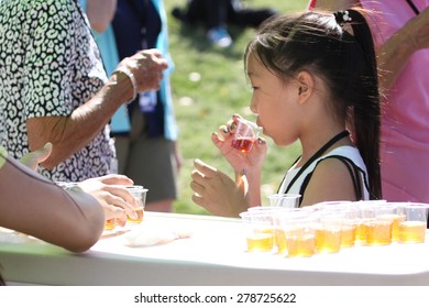 RANCHO MIRAGE, CALIFORNIA - APRIL 04, 2015 : Young Spectators At The ANA Inspiration Golf Tournament On LPGA Tour, April 04, 2015 At The Mission Hills Country Club, Rancho Mirage, California