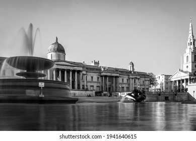 Rare Photos Of An Empty Trafalgar Square Without People During The COVID Lockdown.