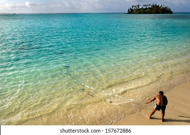 RAROTONGA - SEP 17:Pacific Islander Male Fisherman Net Fishing In Muri Lagoon Rarotonga, Cook Islands .The Cook Islands Has Rights And Responsibilities Over 1.8 Million Square Kilometers Of Ocean.