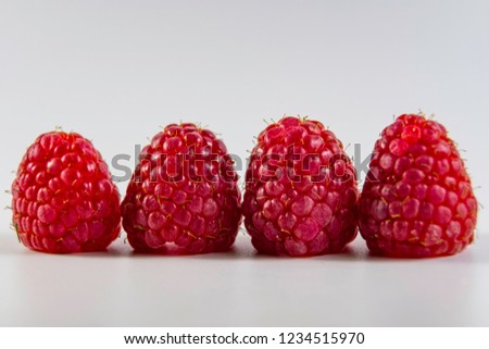 Frische Himbeeren auf gelbem Hintergrund