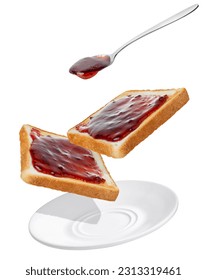 mermelada de frambuesa vertiéndose de cuchara en tostadas de pan en platillo aislado en fondo blanco