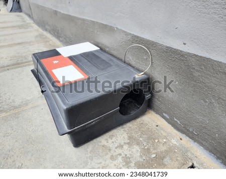 rat bait box Benefits of the box Used to place bait to get rid of rats or place glue traps for rats, can be placed either using poison bait to get rid of rats. Or you can use a mousetrap glue sheet.