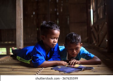 Raub, Malaysia - 24 JANUARY 2016: Aborigine Kids Are Reading Book At Their House. Proper Education For Rural Kids Especially For Those Who Living In The Jungle Is A Serious Issues Need To Be Tackled. 