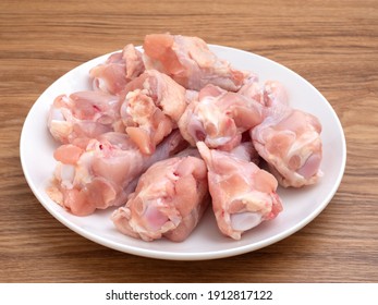 生の鶏。 鶏の翼と呼ばれる骨の付いた肉。