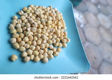 Raw Chickpeas In A Plastic Plate. Top View. Copy, Empty Space For Text.